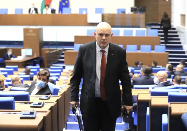 Нещата са от ясни, по-ясни: ГЕРБ не посмя да обсъжда разследването на главния прокурор без Гешев