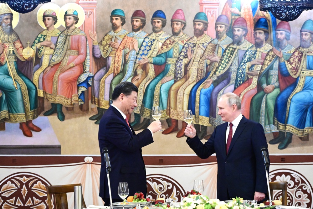 Первая так называемая неформальная беседа между президентом России Владимиром Путиным и председателем КНР Си Цзиньпином продолжалась четыре с половиной часа. / РИА Новости