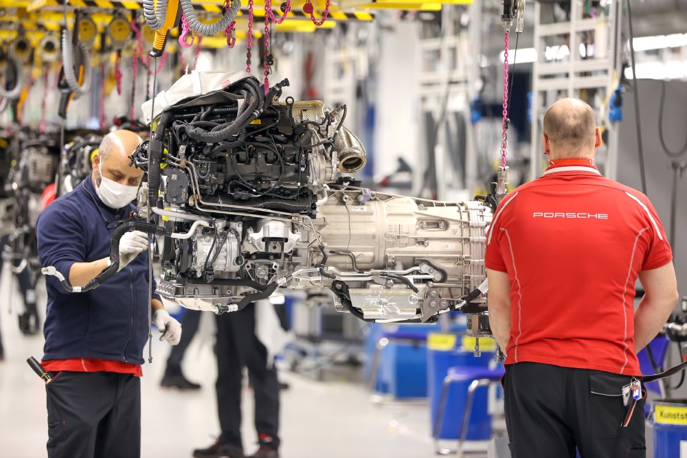 Большинство жителей Германии не хотят отказываться от привычных автомобилей с ДВС ради электромобилей. На снимке: cборка двигателя внутреннего сгорания на заводе Porsche в Лейпциге. / Getty Images