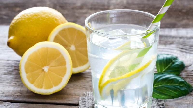 Испански диетолог: Уморих се да повтарям, че ползата от водата с лимон на гладно е мит