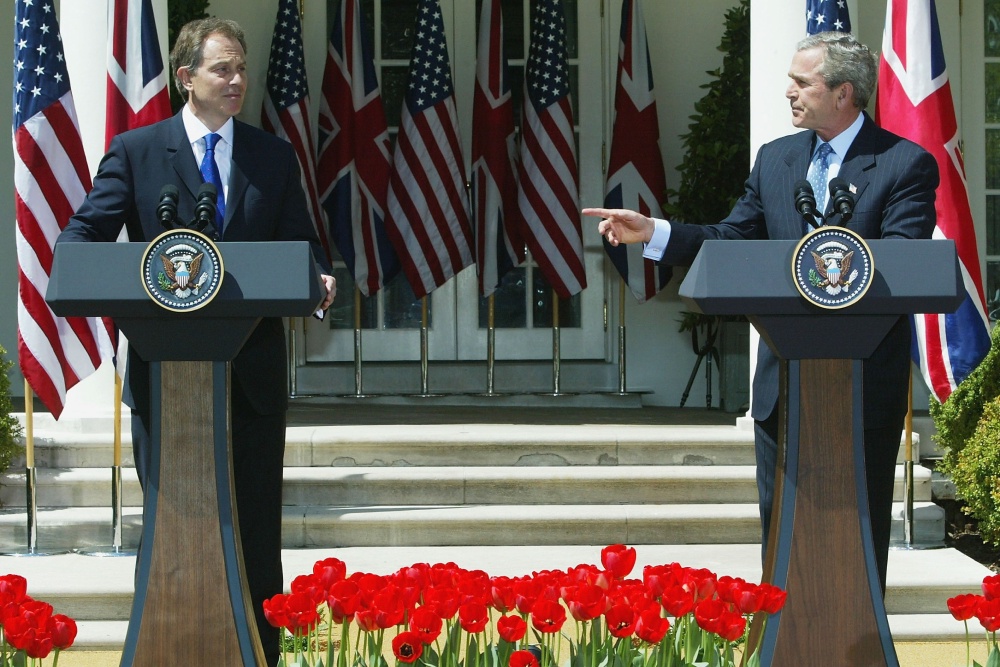 Тони Блэр и Буш-младший несут ответственность за гибель тысяч мирных иракцев. Но МУС молчит. / GettyImages
