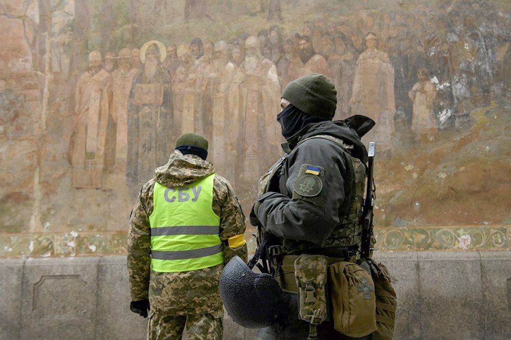 Украинские спецслужбы ждут команды, что силой выселять монахов из Киевско-Печерской лавры.  / Reuters
