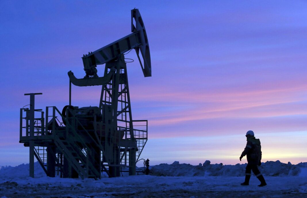На фоне западных санкций Россия пока только увеличивает экспорт нефти. / Reuters