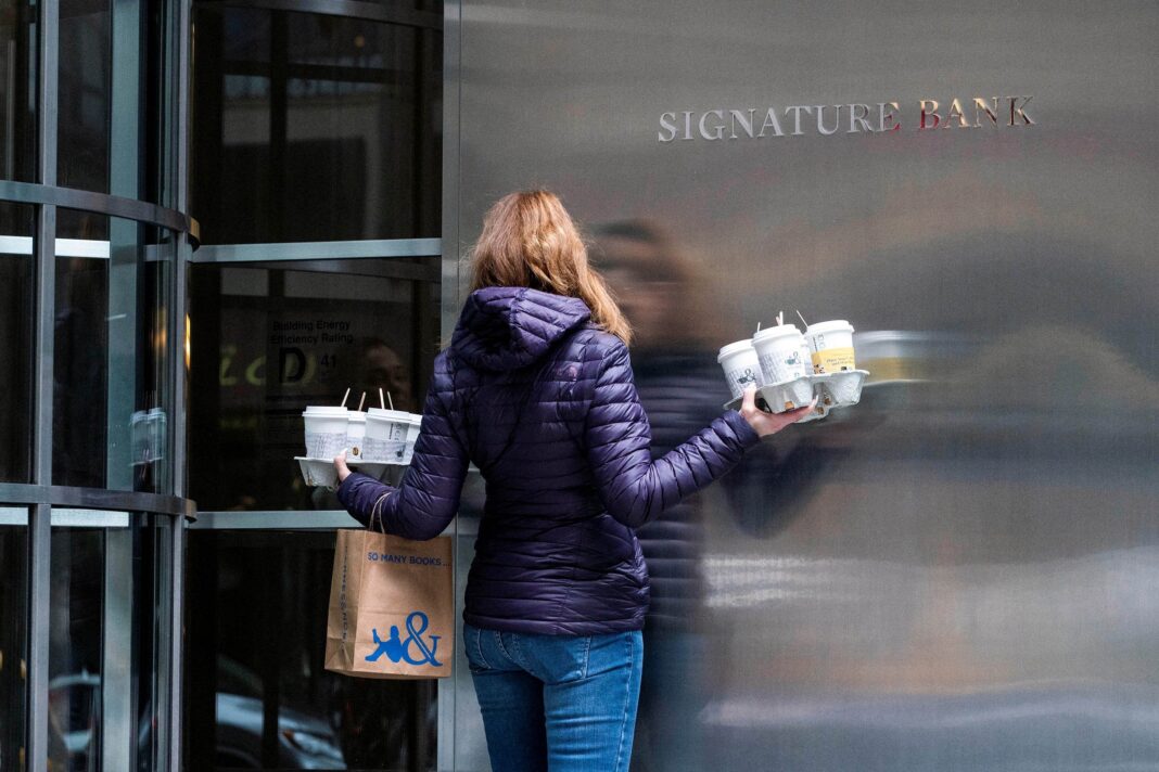 Нью-йоркский Signature Bank вслед за калифорнийским банком SVB рухнул, потеряв доверие клиентов. / Reuters