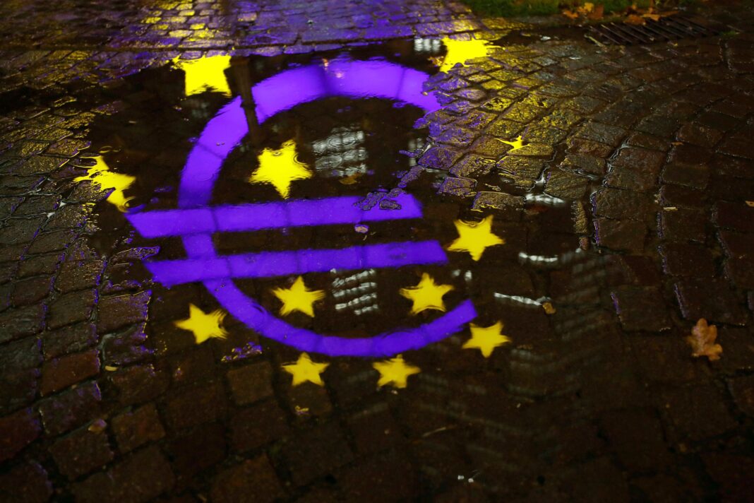 Далеко не факт, что политика европейского ЦБ приведет к росту курса евро к другим валютам. / Reuters