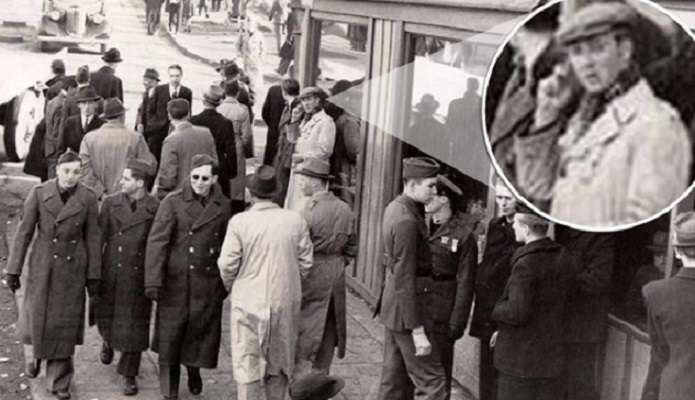 Пътешественик във времето с мобилен телефон на снимка от 1943 г.