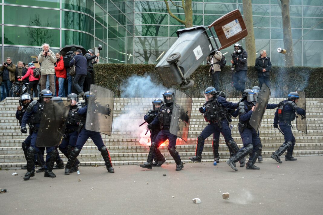В Париже на акции против пенсионной реформы дошло до жестких стычек полиции и протестующих. / Getty Images
