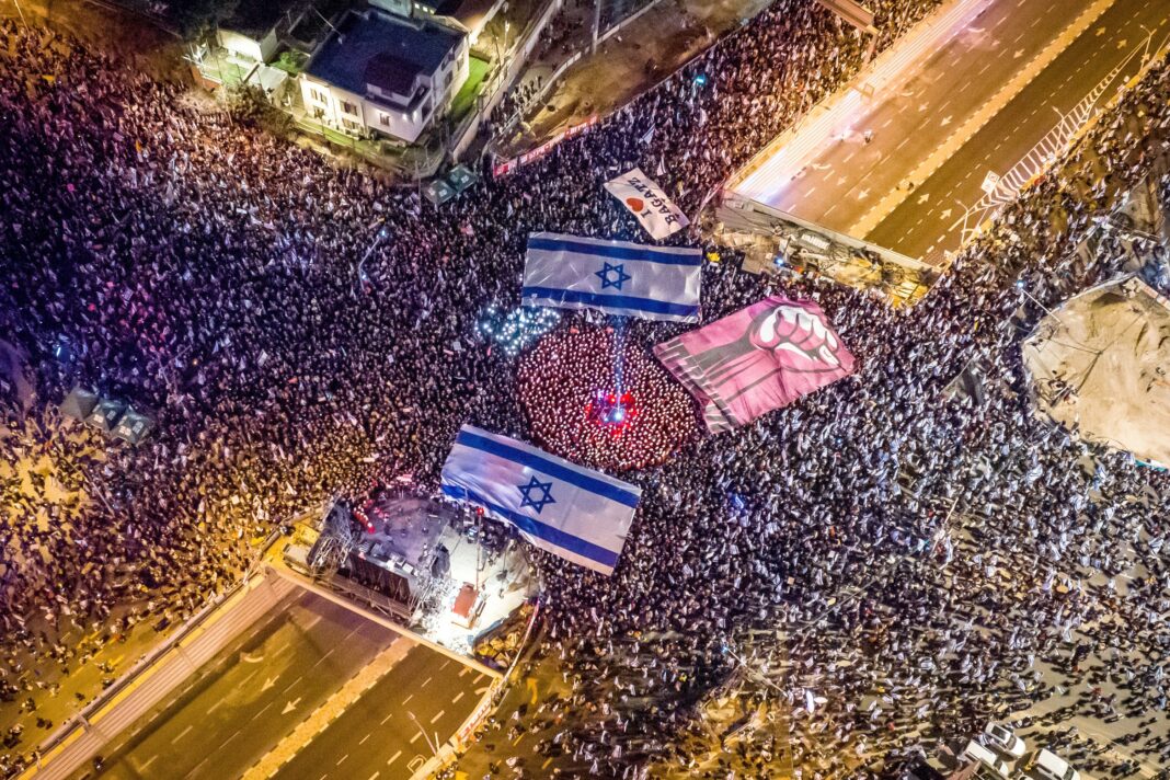Более 500 тысяч жителей Израиля вышли на улицы, недовольные планами Нетаньяху провести судебную реформу. Для сплочения нации премьеру срочно необходим традиционный внешний враг и победоносный конфликт.  / Getty Images