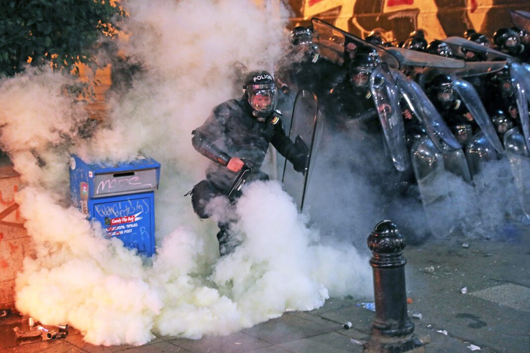 Протестующие бросали в охранявших парламент грузинских правоохранителей камни и бутылки с зажигательной смесью. / Reuters