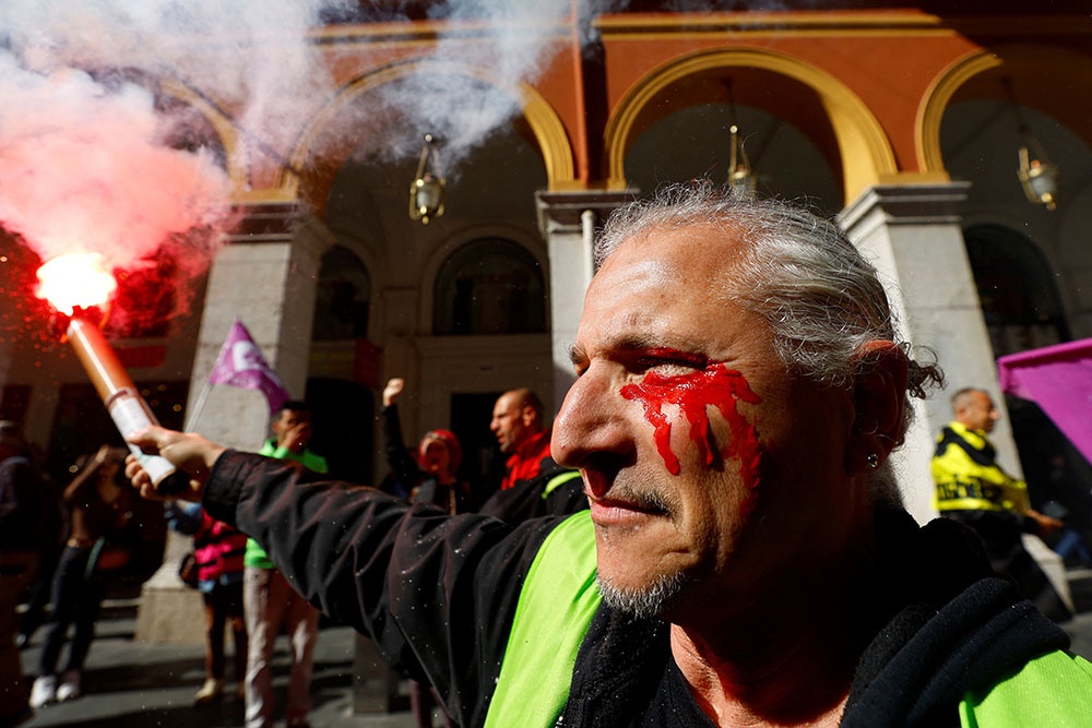 Решение повысить пенсионный возраст в обход парламента вынуждает французов выходить на баррикады. / Reuters