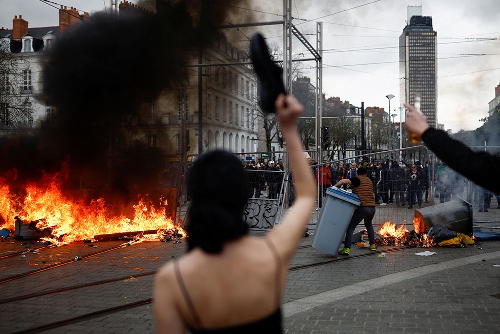 Возмущенные пенсионной реформой французы не прекращают протесты по всей стране. / Reuters