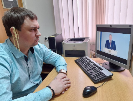 Пълен абсурд: Политик отива на съд - гледал Путин със спагети в ушите