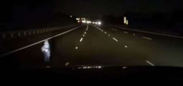 Мистериозна фигура се появява на магистрала през нощта