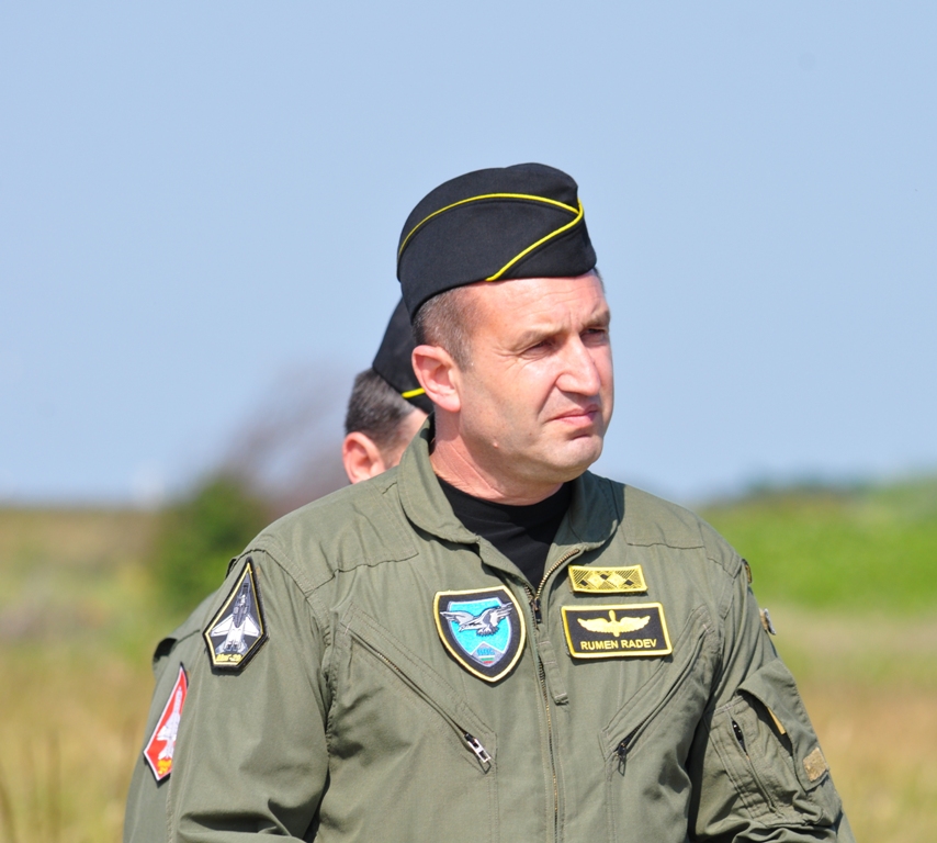 Радев е военен, а се държи като философ и пацифист - не дава оръжие на Украйна (суверенитет ни е)