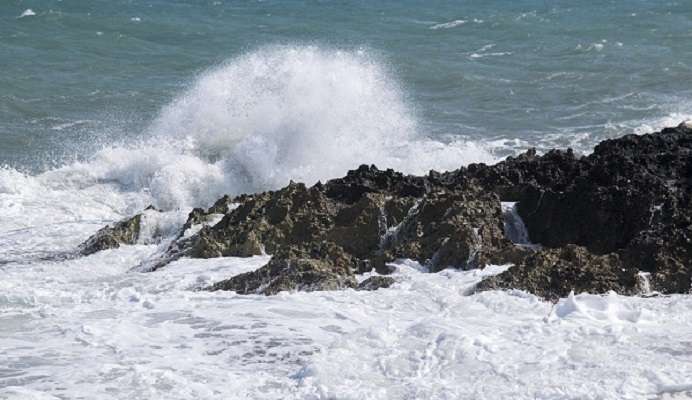 Жена със загуба на паметта е открита сред недостъпните скали на остров Крък