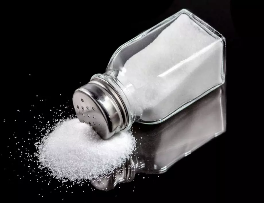 Защо хитрите домакини поръсват сол пред прага на дома си?