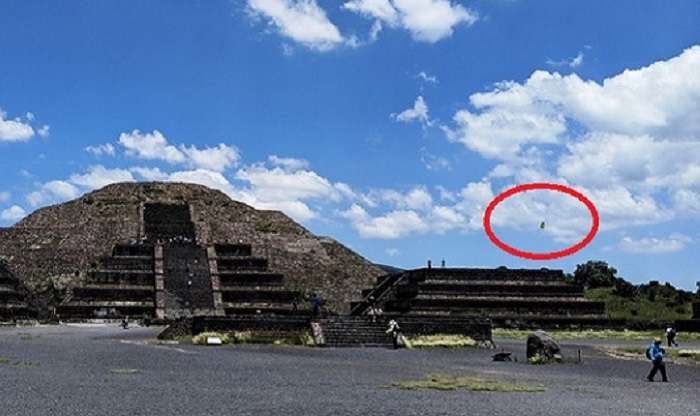 Снимана е скала, летяща във въздуха над пирамида в Теотиуакан