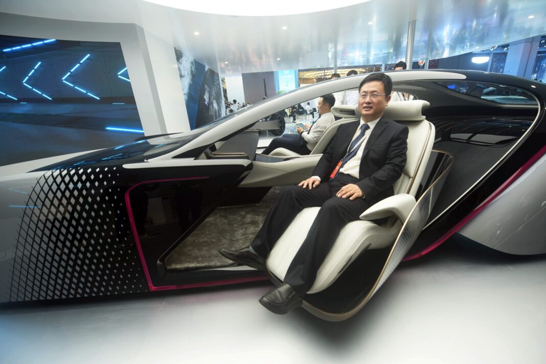 Китайские автопроизводители стараются сделать машину максимально комфортной. Кто предлагает откидную крышу для удобства посадки, а Hongqi - выдвижные сиденья. Но пока это концепт.  / Getty Images
