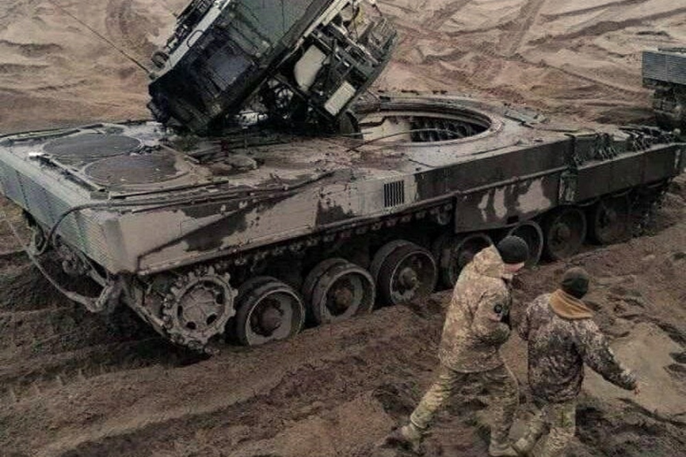 Этот Leopard до Украины не доехал - служащие ВСУ во время тренировок на полигоне в Польше, предположительно, снесли его башню, протаранив ее другим танком.