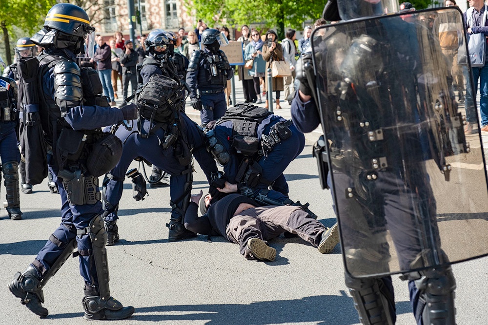 В Ренне полиция жестко усмиряла недовольных тем, что пенсионную реформу все же утвердили. / Gettyimages