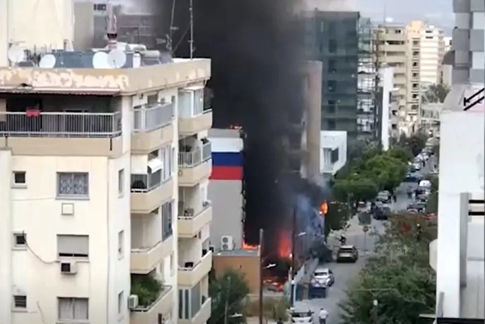 Сотрудники "Русского дома" в Никосии услышали хлопок, после чего одна из внешних стен здания быстро оказалась в огне.
