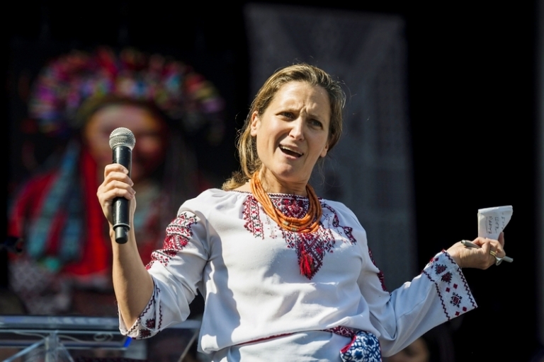 На снимката: министърът на външните работи Кристия Фрийланд изнася реч на украинския фестивал Bloor West Village Toronto в Торонто, 2018 г.