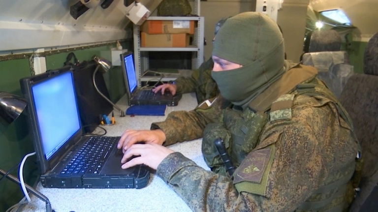 На снимката: бойна работа на екипажите за радиоелектронна борба и системи за електронно разузнаване "Леер-3" на Западния военен окръг, изпълняващ задачи в зоната на специалната военна операция