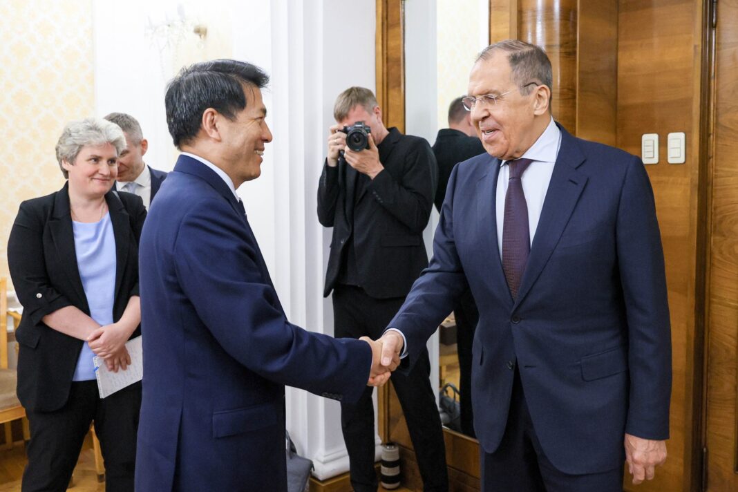 Глава МИД России Сергей Лавров и спецпредставитель Китая по делам Евразии Ли Хуэй перед началом переговоров.