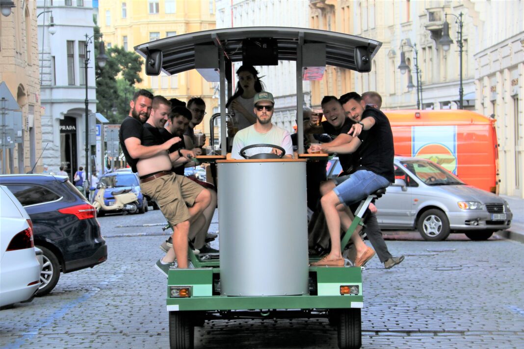 "Пивной трамвай" - любимое развлечение британцев в Праге: крути педали и почаще наливай.