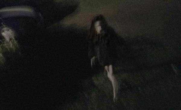 Мъж заснема близо до къщата си странно и плашещо момиче