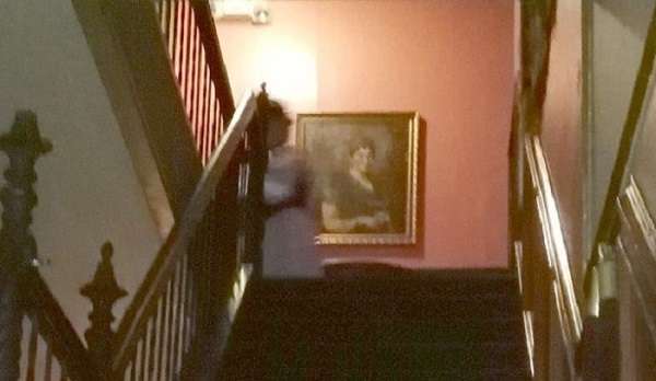 Изследователи на паранормални явления са заснели Дамата в бяло в старото имение Лемп