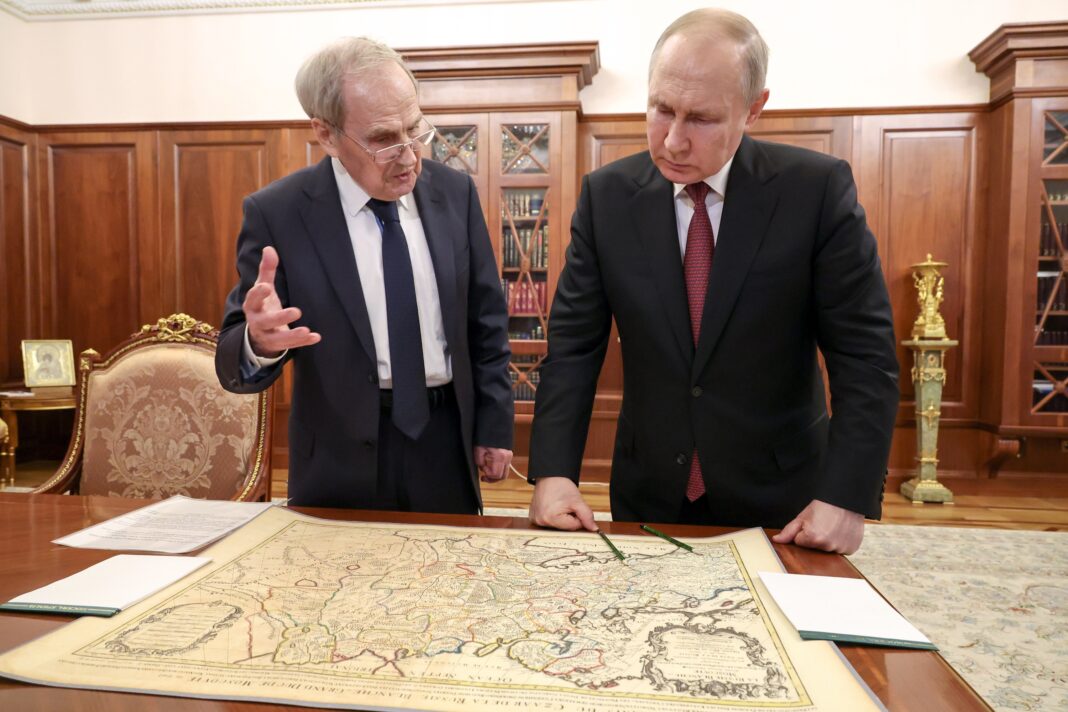 На карте XVII века нет Украины. "Самое главное, что это не мы сделали, а французы", - отметил Валерий Зорькин. "На карте отмечали то, что было в жизни, на земле", - указал Владимир Путин.