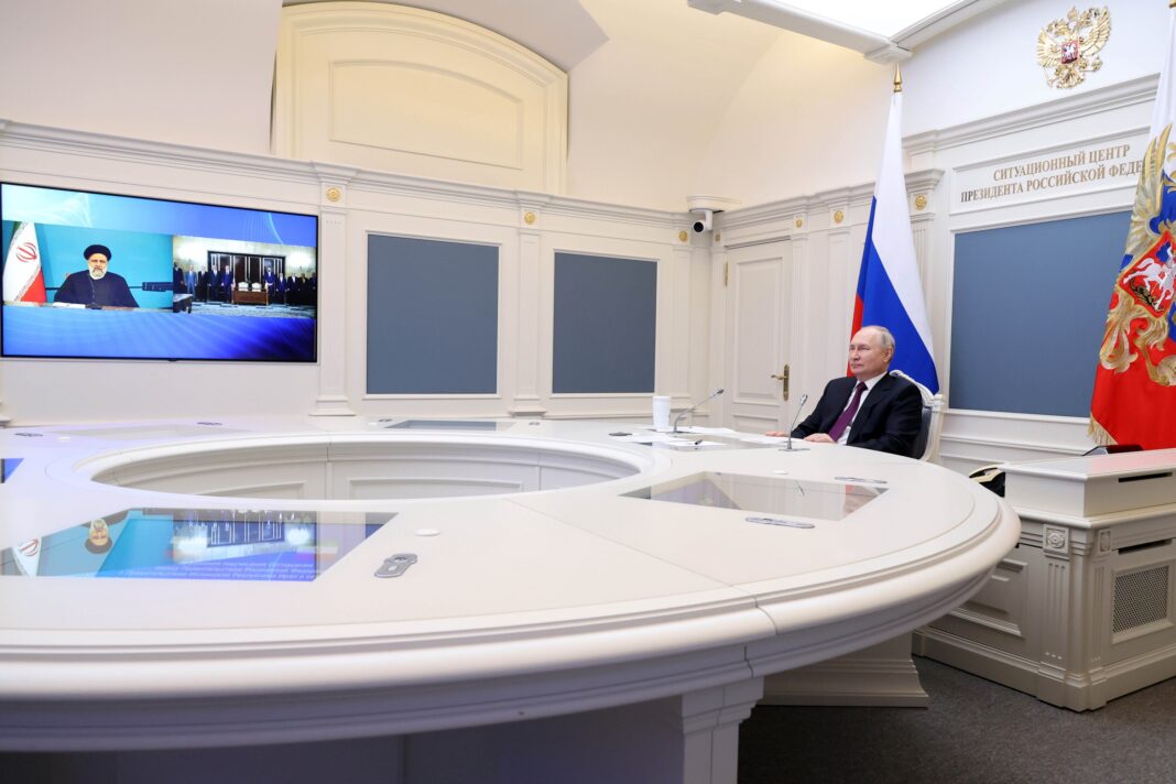 Владимир Путин поблагодарил Эбрахима Раиси за участие в церемонии подписания соглашения.