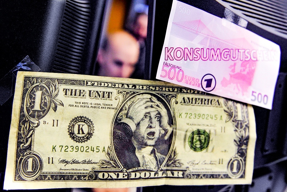 Директор нацразведки США считает, что дефолт грозит доллару глобальной неопределенностью.
