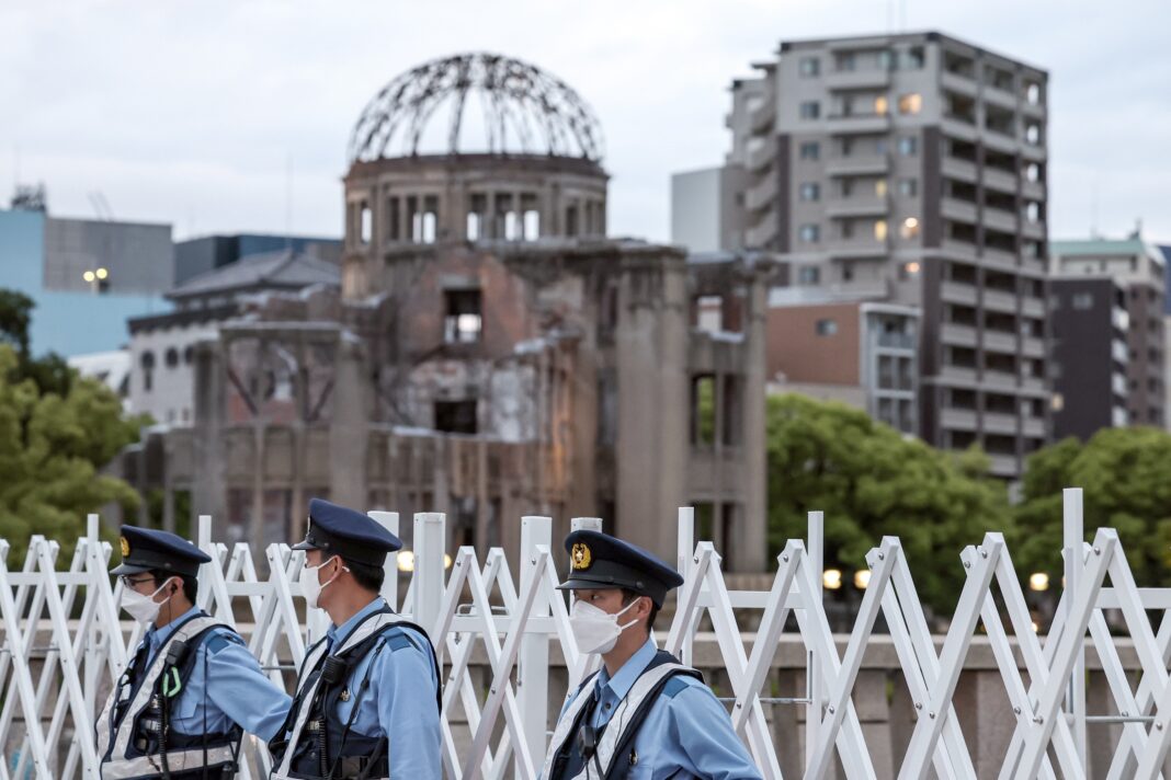 В Хиросиму стянули тысячи полицейских для охраны участников саммита "Группы семи".
