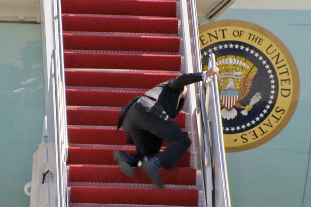 Планы Джо Байдена слетать в командировку "споткнулись" об устремившуюся ввысь лестницу госдолга США.