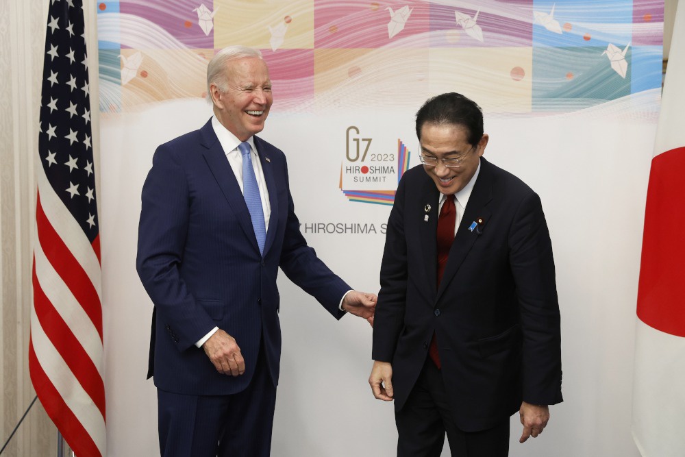Президент США Джо Байден приехал в Хиросиму не с извинениями, а с улыбкой. Премьер Японии Фумио Кисида не прочь подыграть.