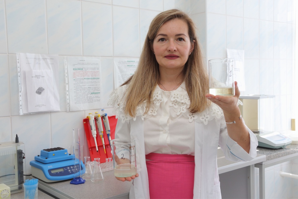 Начальник отдела НИИ детского питания Елена Симоненко демонстрирует нам результат эксперимента по восстановлению гидролизатов.