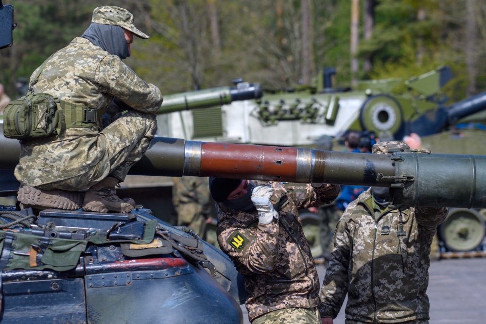 Власти Германии вовсю обучают служащих ВСУ на передаваемых им танках Leopard (на фото), игнорируя, что немцы хотят не военной помощи Киеву, а переговоров о мире. 