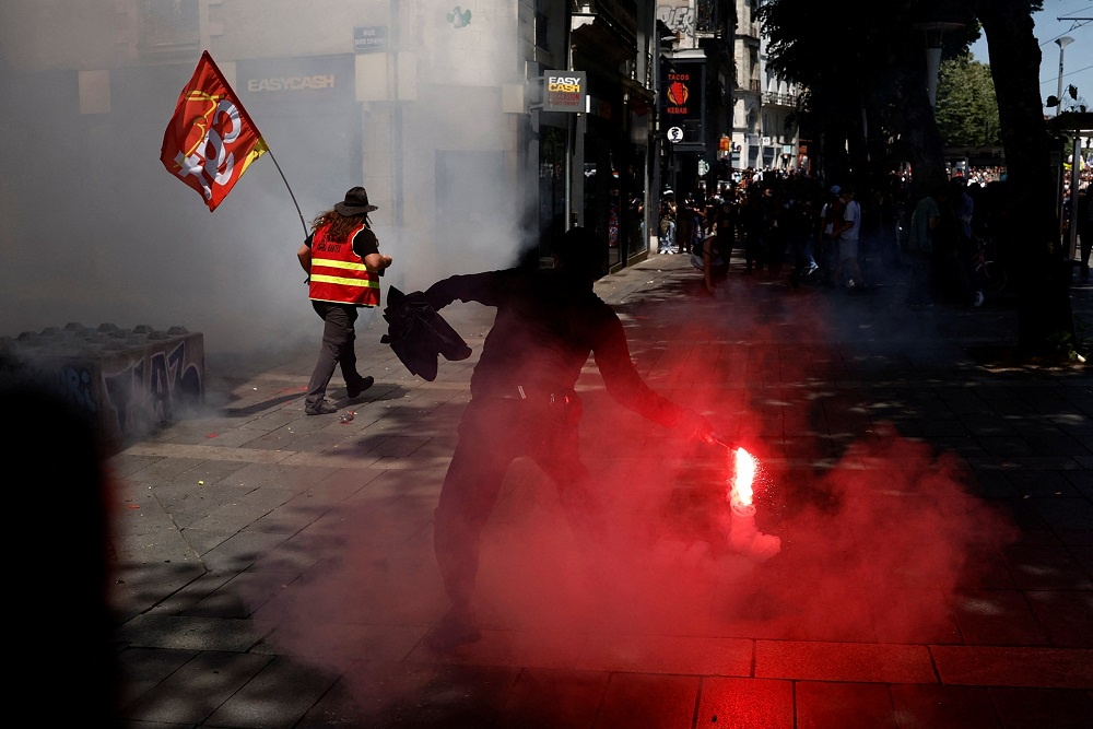 Протесты против пенсионной реформы переросли в беспорядки в Нанте (на фото) и других городах.