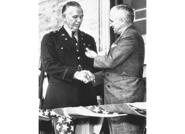 На снимката: президентът на САЩ Хари С. Труман (вдясно) и генерал от армията на САЩ Джордж С. Маршал