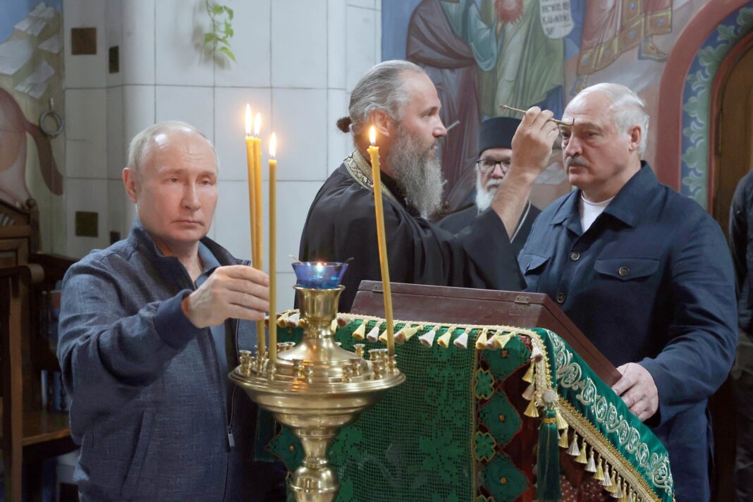 Владимир Путин и Александр Лукашенко во время посещения храма Спасо-Преображенского мужского монастыря на Валааме.
