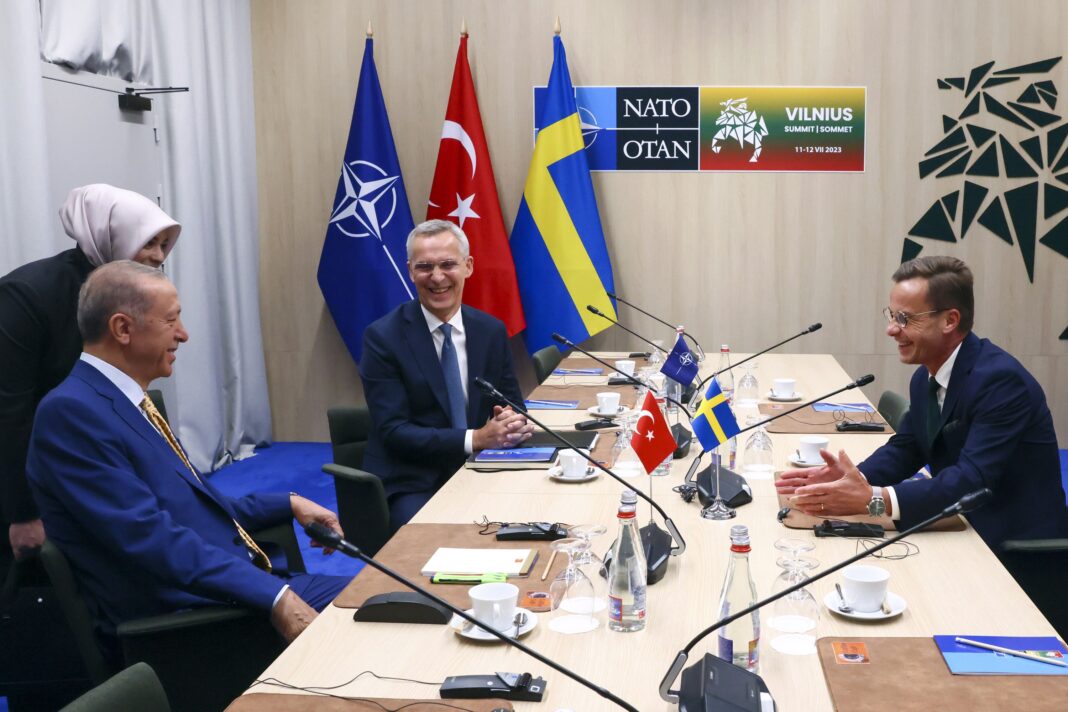 Реджеп Тайип Эрдоган за свое согласие получил от генсека НАТО Йенса Столтенберга (в центре) и премьера Швеции Ульфа Кристерссона (справа) много улыбок и обещаний, но мало конкретики.