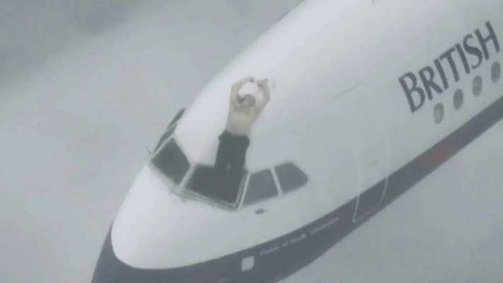 Невероятното оцеляване на пилот който е засмукан през прозореца на самолет