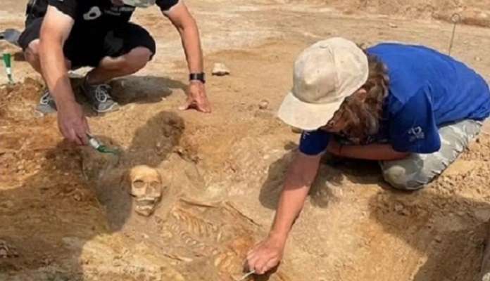 В Полша археолози изровиха скелет на дете-вампир, окован с катинар
