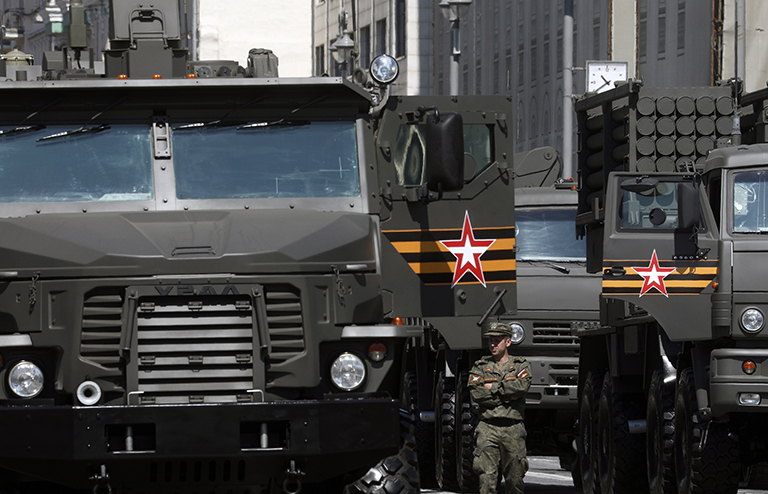 ракетна система за многократно изстрелване TOS-2 "Тосочка (вляво)