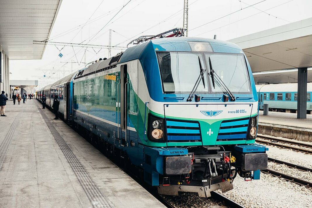 БДЖ осигурява над 9 000 допълнителни места във влаковете за Трети март