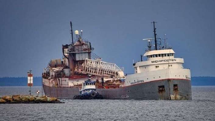 Канадски кораб се сблъсква с мистериозен подводен обект в езерото Супериор