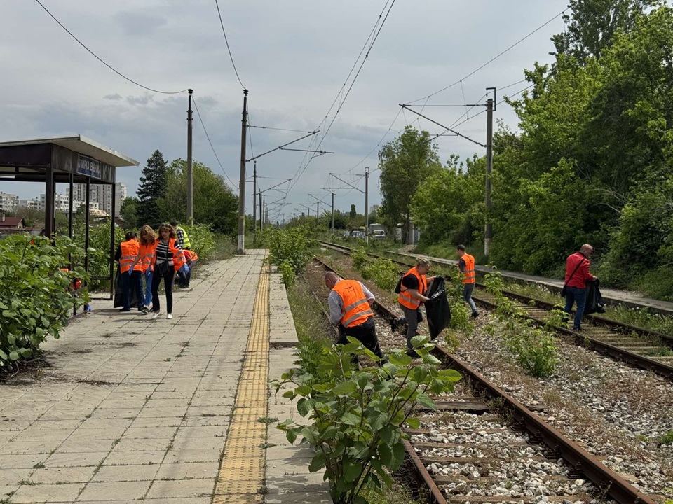 „Красива гара“: Служителите на НКЖИ почистваха жп гарите из цяла България